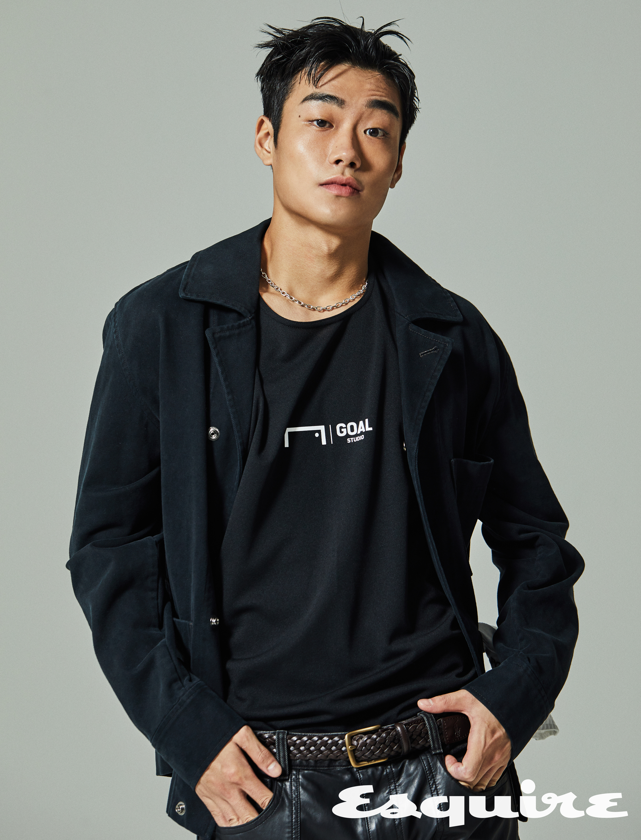 재킷 아크네 스튜디오, 레더 팬츠 준지, 스니커즈 나이키, 화이트 버킷 해트, 레더 벨트 모두 폴로 랄프 로렌, 체인 네크리스 모니카비나더.