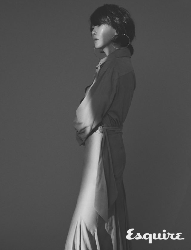 셔츠, 스커트 모두 살바토레 페라가모. 귀걸이 윤윤선.