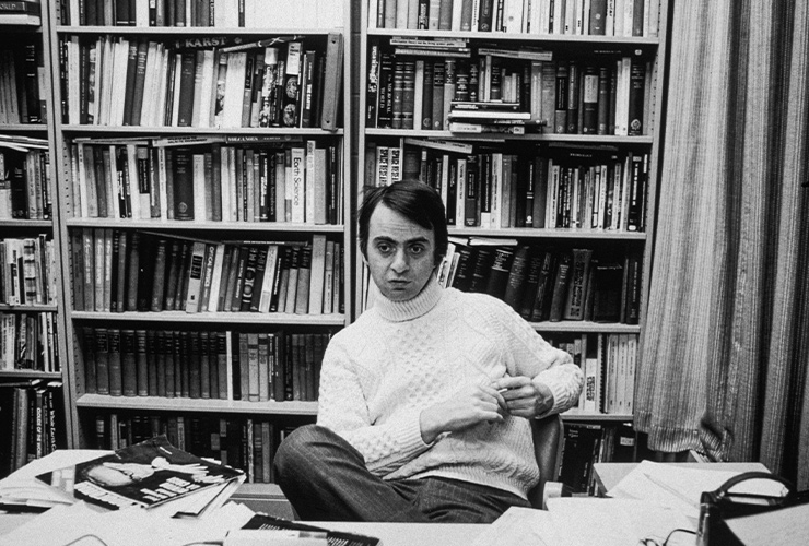 칼 세이건. 영화 <컨택트(Contact)>는 세이건이 1985년에 쓴 소설을 기반으로 했다.