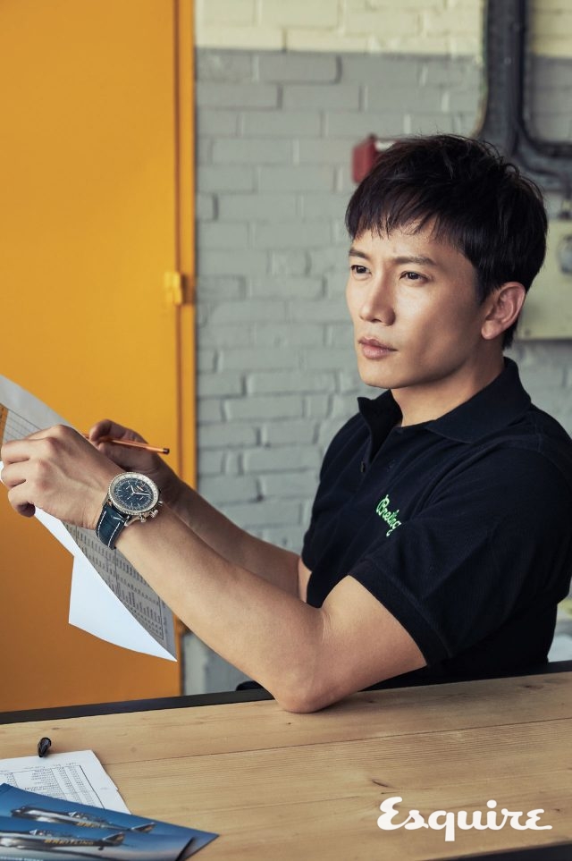 내비타이머 46 블루 다이얼, 케이스 지름 46mm, 스테인리스 스틸 케이스, 블루 스트랩 1000만원대.