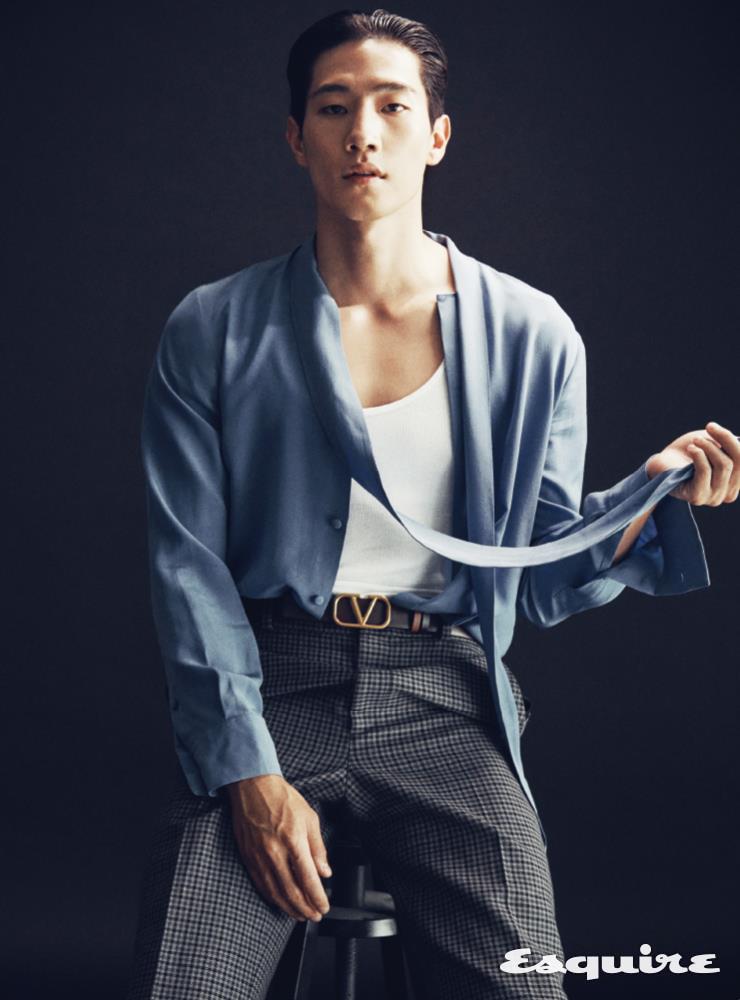 셔츠, 팬츠 모두 발렌티노. 벨트 발렌티노 가라바니. 이너 톱 스타일리스트 소장품.