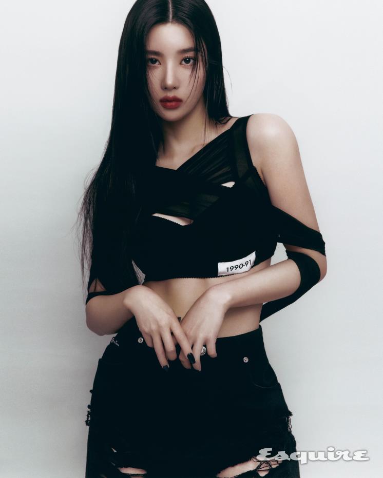 오간자 톱, 데님 팬츠 모두 돌체앤가바나. 네일팁 핑거수트.
