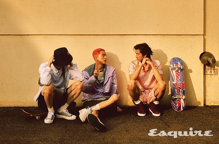 스트라이프 풀오버 셔츠, 버뮤다 카고 쇼츠, 로톱 스니커즈, 메신저백 모두 가격 미정 디올 맨. 브이 로고 버킷 해트 55만원 발렌티노 가라바니. 집업 아노락, 파나마 쇼츠 모두 가격 미정 에르메스. 체크 코튼 셔츠 가격 미정 프라다. 하이톱 스니커즈 43만원 악셀 아리가토. 코럴 실크 셔츠, 쇼츠, 삭스 모두 가격 미정 디올 맨. 하이톱 스니커즈 12만9000원 나이키.