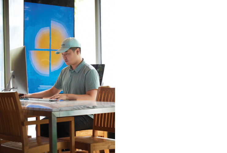 LG 올레드 화면으로 작품의 색상을 최종적으로 조정하고 있는 안마노 공동대표. 