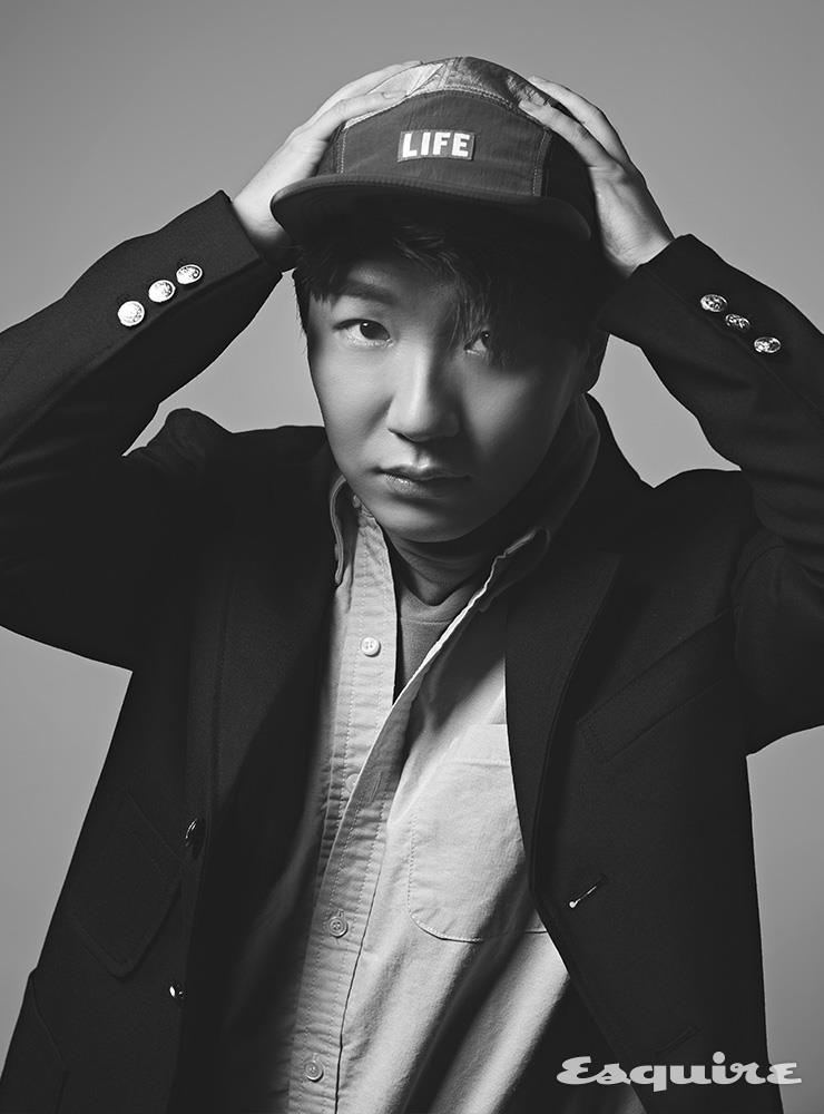 재킷, 셔츠, 팬츠 모두 더 레스큐. 노란색 터틀넥 톱 코스. 모자 에디터 소장품.