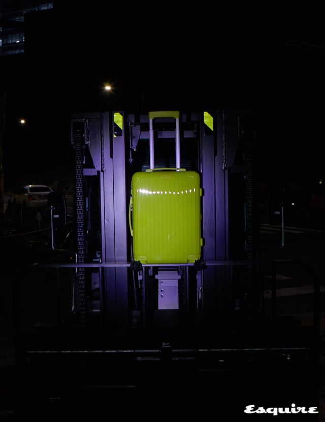 여행의 장소와 순간에서 영감을 받은 에센셜 폴리 컬러 시리즈의 사프란 모델. 토스카나에 펼쳐진 유채꽃밭을 색으로 구현했다. 77만5000원 리모와.