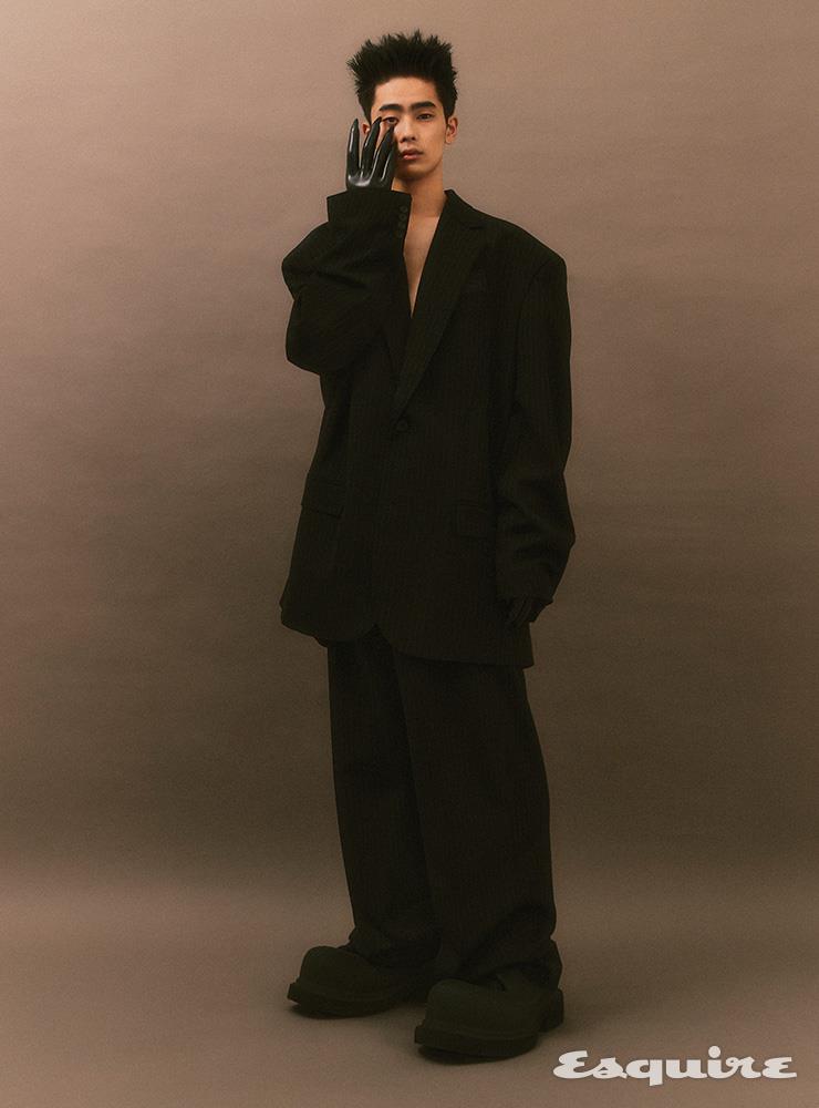오버사이즈 싱글 브레스티드 재킷, 라지 핏 테일러드 팬츠, 포켓스퀘어 모두 가격 미정 발렌시아가 가드로브. 더비 슈즈, 쇼트 페티시 글러브 모두 가격 미정 발렌시아가.