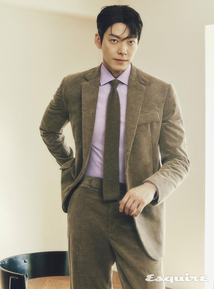켄트 핸드 테일러드 코듀로이 재킷 415만원, 엔드 온 엔드 셔츠 가격 미정, 그레고리 핸드 테일러드 코듀로이 팬츠 105만원, 니트 캐시미어 타이 35만5000원 모두 랄프 로렌 퍼플 라벨.
