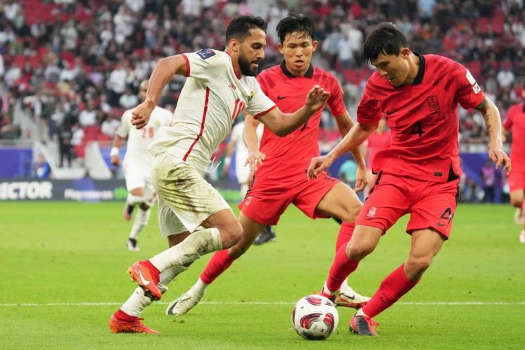 DOHA, QATAR - JANUARY 20: Mousa Al-Tamari of Jordan in action under pressure from Kim Min-Jae of South Korea during the AFC Asian Cup Group E match between Jordan and South Korea at Al Thumama Stadium on January 20, 2024 in Doha, Qatar. (Photo by Etsuo Hara/Getty Images)