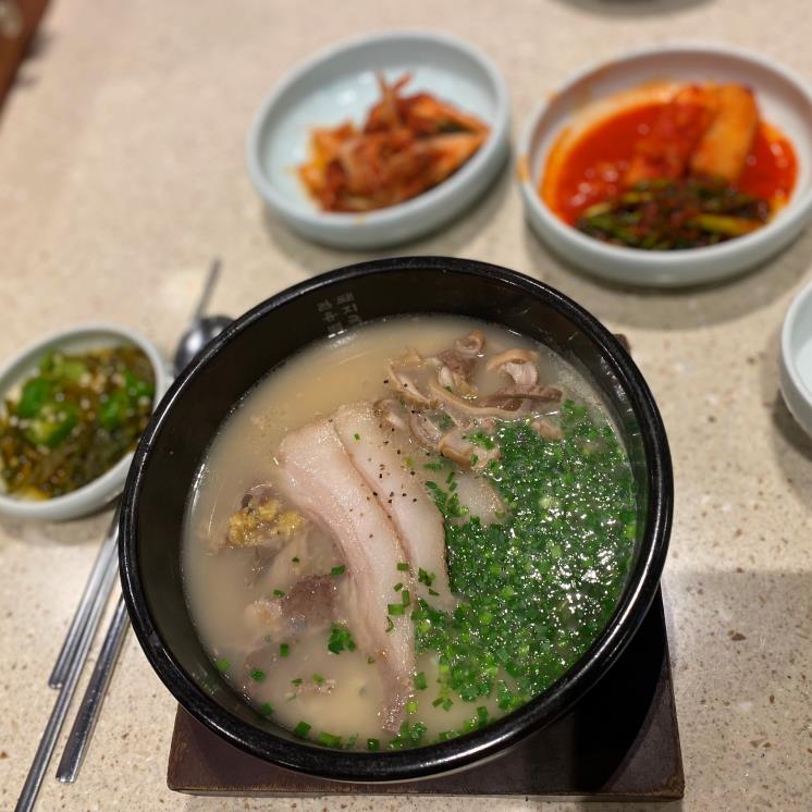 엄용백 돼지국밥 종각점