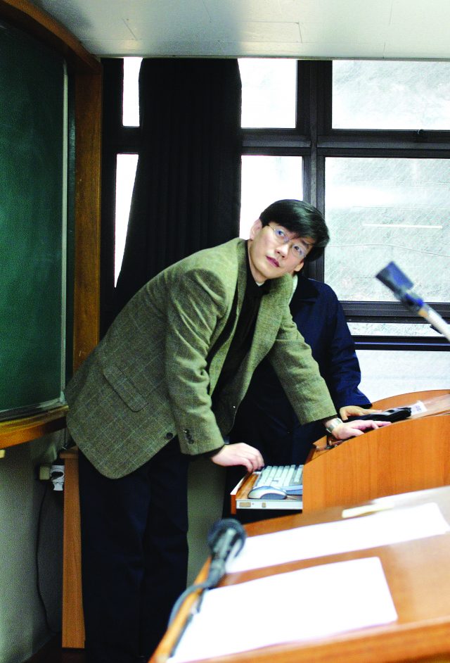 2006년 4월, 성신여자대학교 교수 시절 강의를 준비하는 손석희.