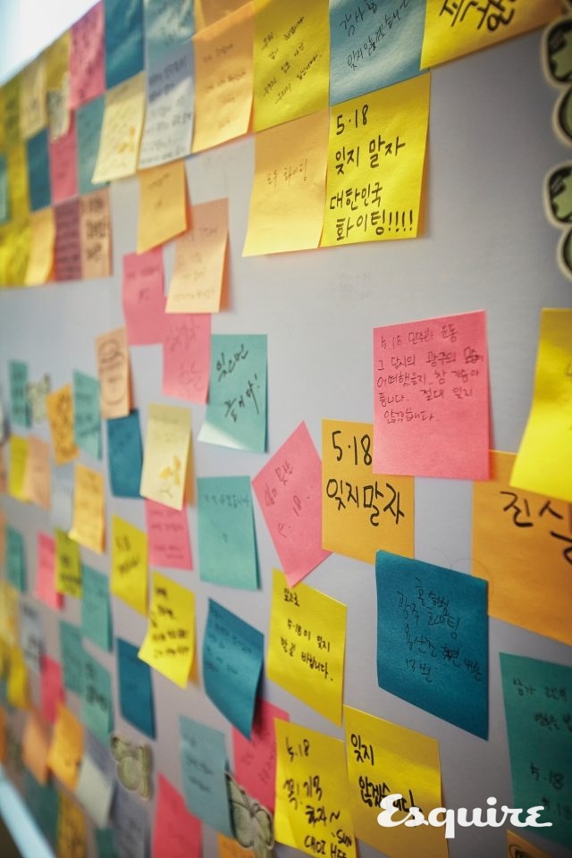 구 전남도청 별관에서는 전남도청의 완전 복원을 요구하는 5·18 단체의 농성 시위가 한창이다. 동시에 건물 내에서는 5·18 광주민주화운동 사진전이 열리고 있다.