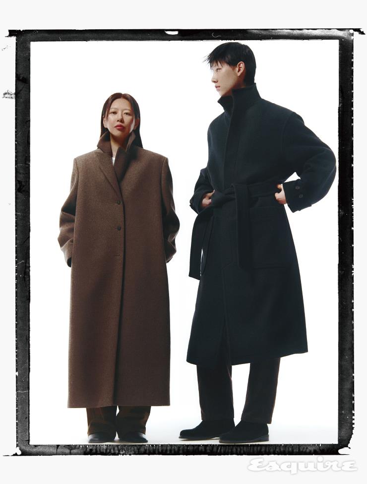 브라운 코트 63만9000원, 팬츠 17만9000원, 램스킨 펌프스 32만9000원 모두 르917. 블랙 코트 가격 미정, 브라운 코듀로이 팬츠 18만8000원, 스웨이드 웨스턴 부츠 가격 미정 모두 르917.