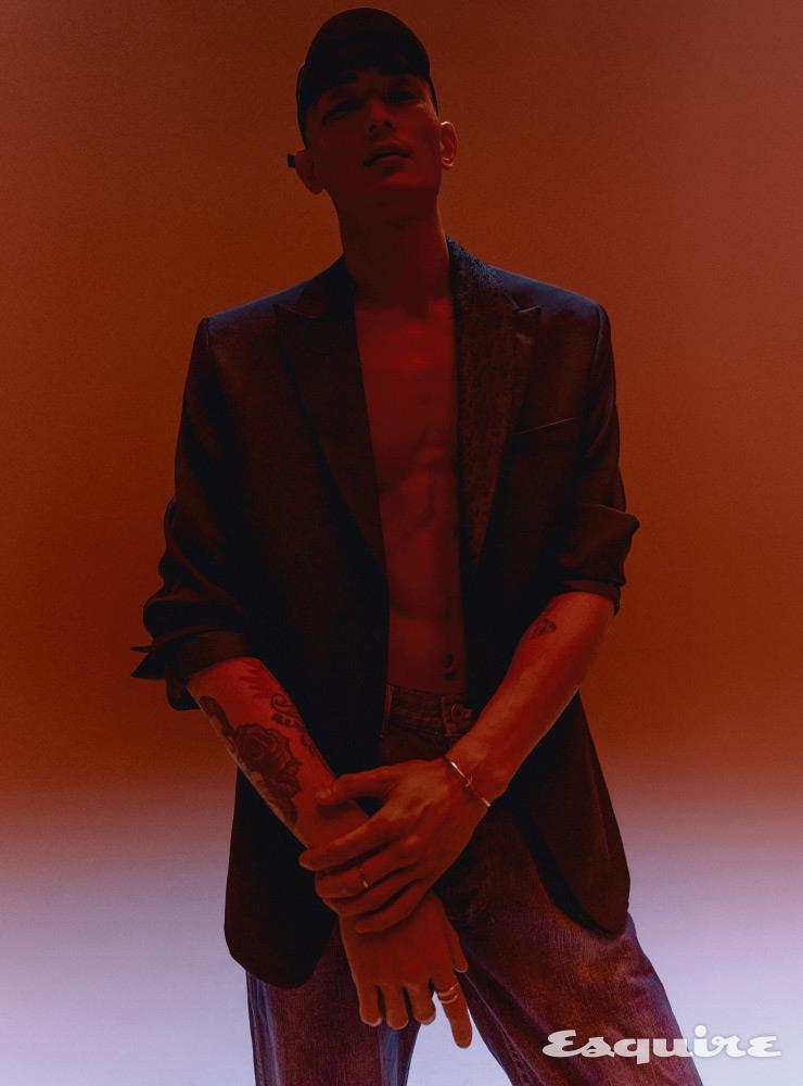 이브닝 재킷 가격 미정 디올 맨. 데님 팬츠 가격 미정 폴로 랄프 로렌. 네이비 캡 가격 미정 MLB. T1 내로 힌지드 뱅글 가격 미정 티파니. 아이스 큐브 미니 원 다이아 링 화이트 골드 128만원, 아이스 큐브 미디움 플레인 링 로즈 골드 198만원, 아이스 큐브 미니 플레인 링 로즈 골드 115만원 모두 쇼파드.