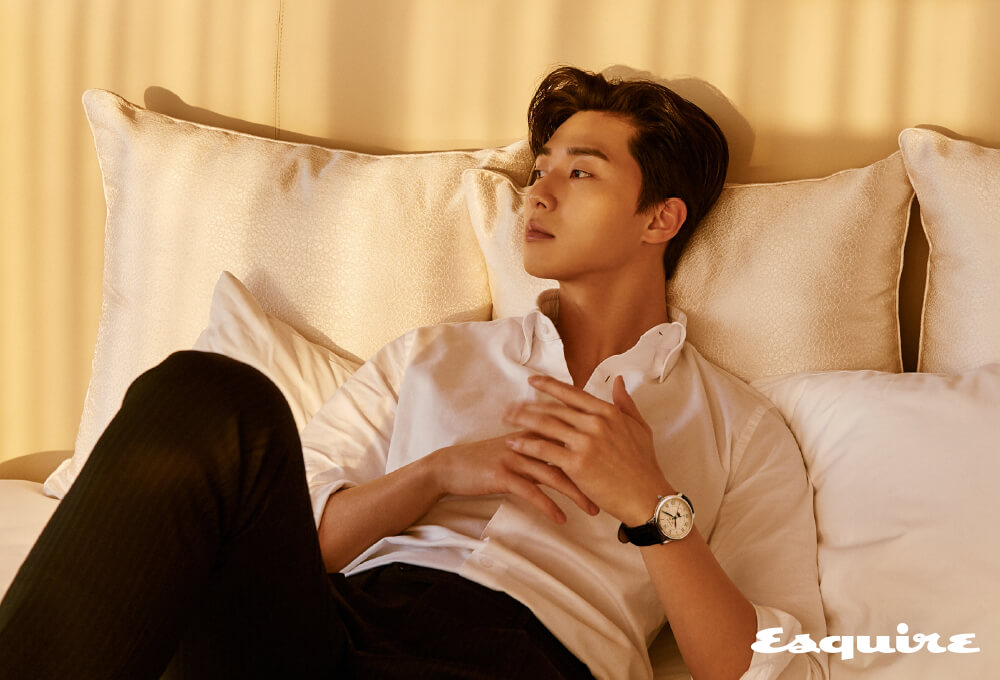 시간, 요일, 날짜, 월, 문페이즈를 결합한 로마숫자 인덱스의 ‘스타 레거시 풀 캘린더’ 568만원. 셔츠 오리앙 by 샌프란시스코 마켓. 바지 TBRM by 샌프란시스코 마켓.