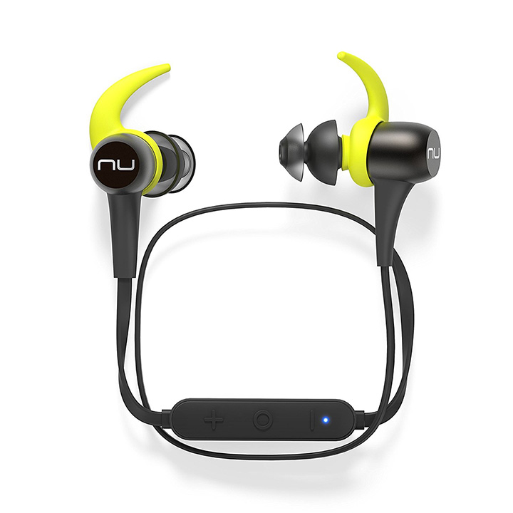 <b>24. NuForce BE Sport3</b>
누포스 BE 스포츠3 무선 이어폰은 초경량 폴리카보네이트 재질 덕분에 착용감이 편안하다. 최장10시간까지 유지되는 배터리 수명도 훌륭하다. 앞서 소개한 더 높은 가격대의 누포스 BE6i에 비해 음질이 뛰어나다고 할 순 없지만, 10만원 미만의 가격 치고 비교적 좋은 음질을 제공한다. 9만원대