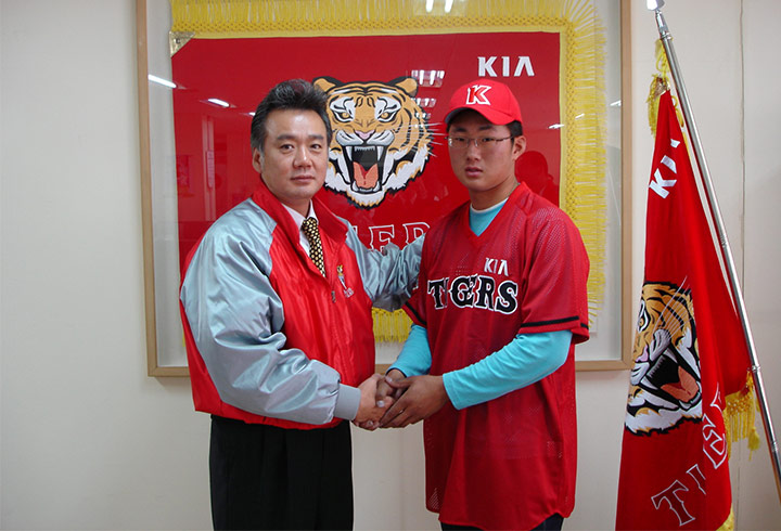 기아 타이거즈 입단식 때의 한기주. 앳된 모습이 인상적이다.