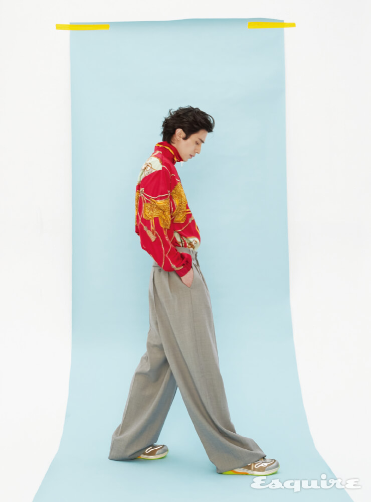 말과 태슬 프린트의 방수 나일론 재킷, 빈티지 와이드 팬츠, 다양한 구찌 로고 디테일과 멀티컬러가 조화된 울트라페이스 스니커즈 모두 구찌.