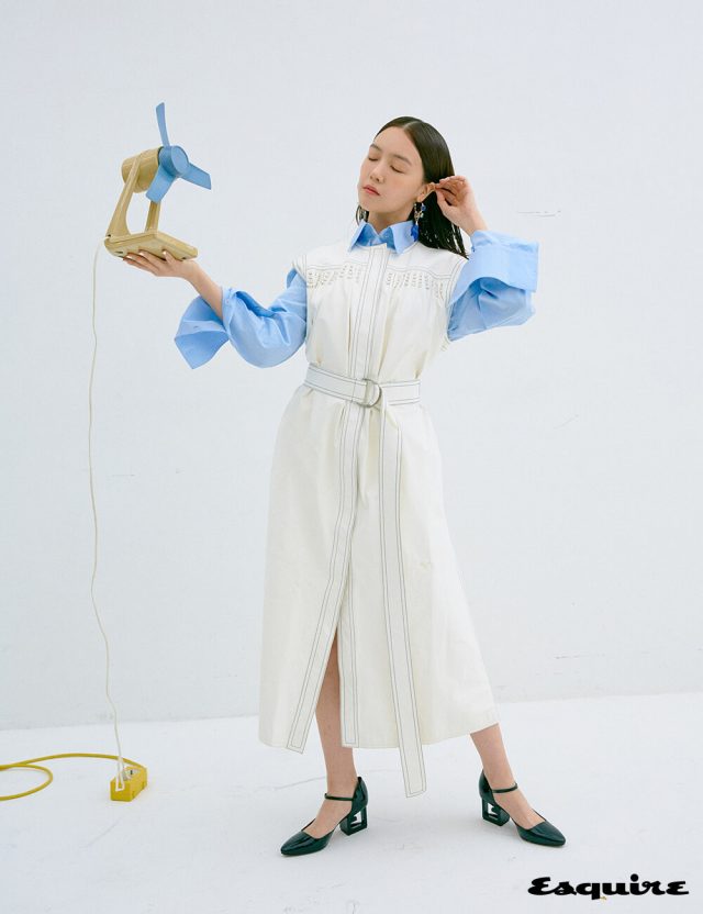 셔츠, 가죽 드레스, 구두, 귀걸이 모두 지방시.