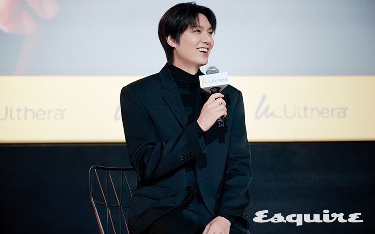  토크 세션에서 밝은 미소로 이야기하는 배우 이민호.