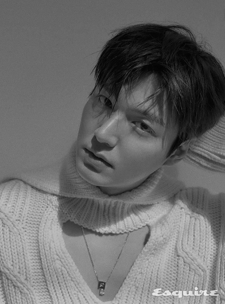 컷아웃 디테일의 케이블 니트 톱, 크리스털 및 FF 모티브 장식 네크리스 모두 펜디.