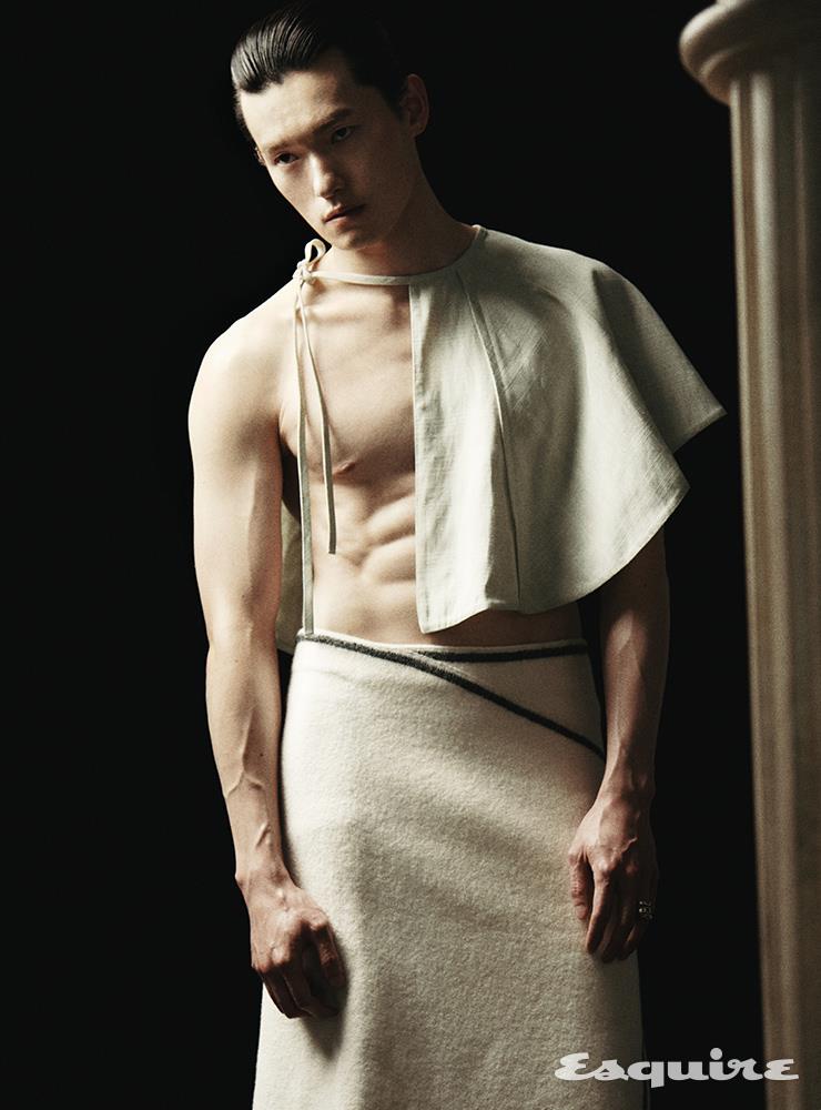 케이프, 랩 스커트 모두 가격 미정 질 샌더. 링 53만원 알렉산더 맥퀸.
