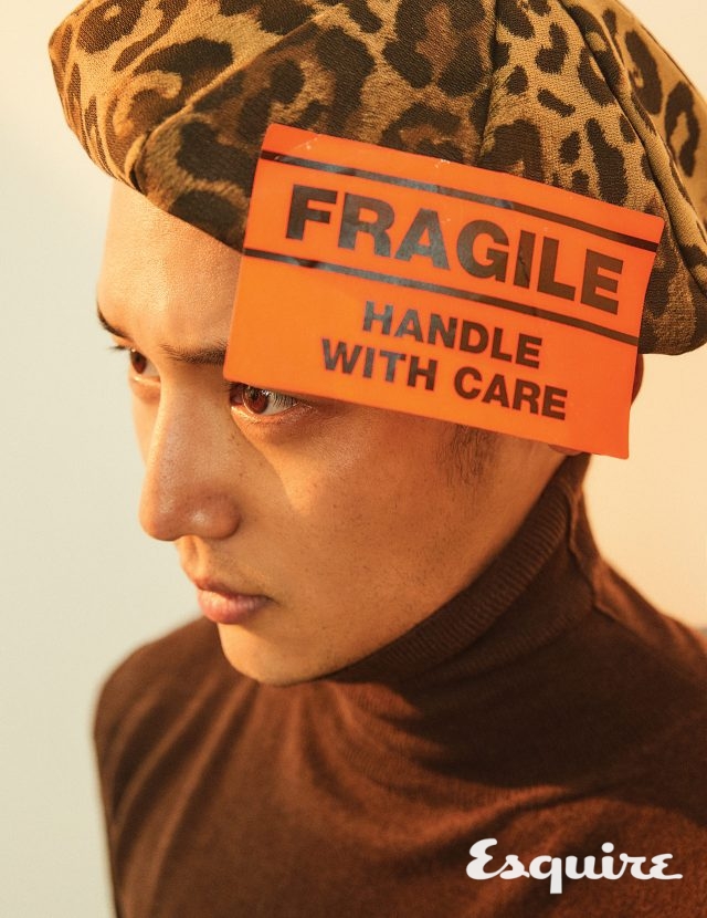 터틀넥 니트 김서룡. 베레모 밀리어네어햇.