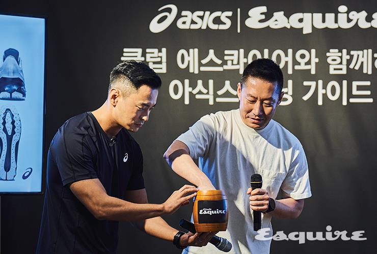 러키드로를 진행하는 손용국 트레이너(왼쪽)와 김정 아식스 마케팅 디렉터(오른쪽).