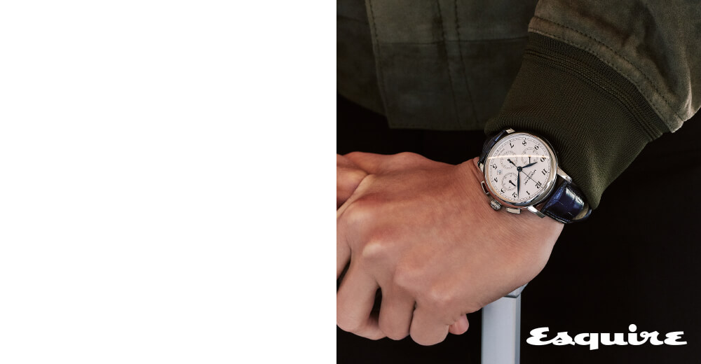 은백색의 다이얼과 파란색 핸즈의 조화가 돋보이는 ‘스타 레거시 오토매틱 크로노그래프’ 533만원, 럭셔리 타이어 메이커인 피렐리와의 협업으로 탄생한 케빈 사이즈의 ‘#MY4810 몽블랑 × 피렐리 리미티드 에디션 트롤리’ 99만원 모두 몽블랑. 블루종, 티셔츠, 바지 모두 라르디니. 로퍼 알든 by 유니페어.