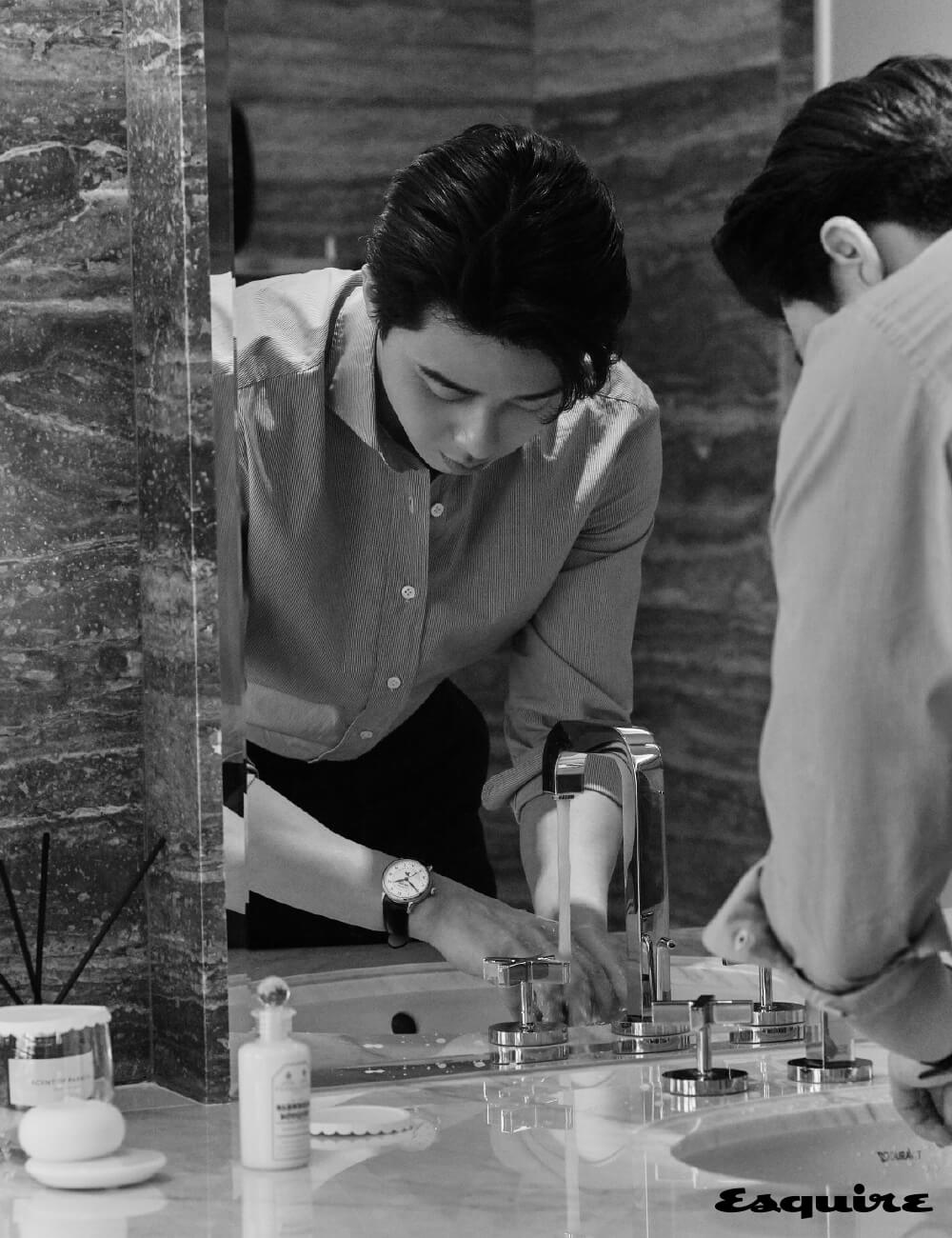 미네르바 매뉴팩처의 전통에 뿌리를 둔 디자인에 실용적인 인디케이터를 탑재한 ‘스타 레거시 풀 캘린더’ 568만원 <strong>몽블랑</strong>. 셔츠 <strong>오리앙 by 샌프란시스코 마켓</strong>. 바지 <strong>TBRM by 샌프란시스코 마켓</strong>.