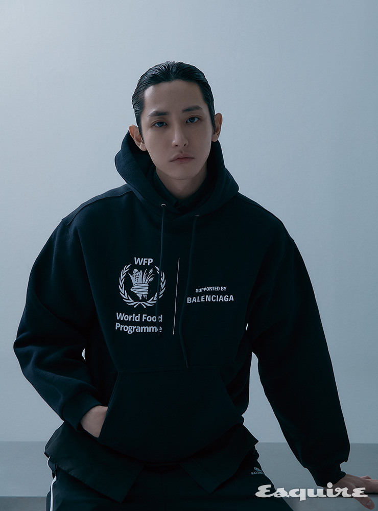 WFP 후디, 러버 로고 셔츠, 트랙 슈트 팬츠 모두 발렌시아가.