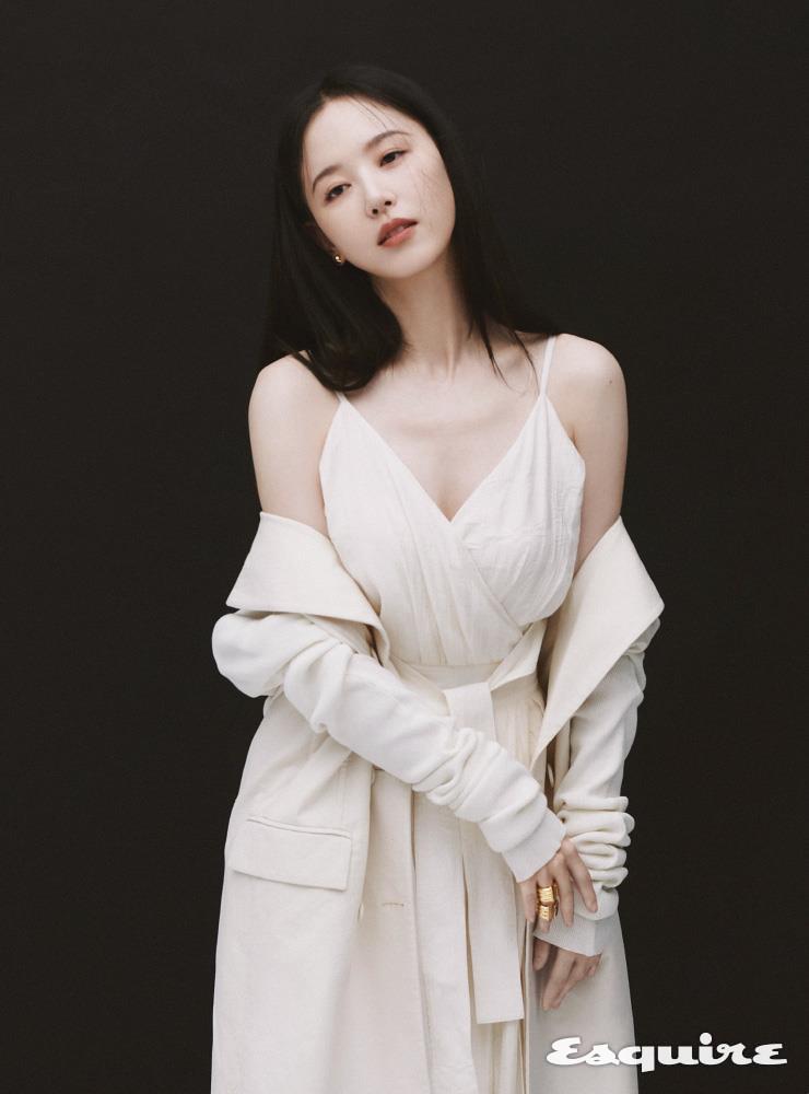 화이트 재킷 스포트막스. 화이트 원피스 렉토. 이어링, 링 모두 포트레이트 리포트.
