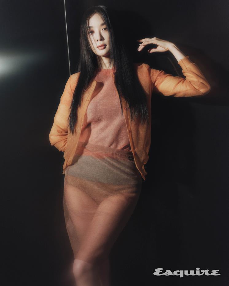 카디건, 톱, 스커트, 브리프 모두 미우미우. 슬리브리스 톱 렉토. 링 우영미