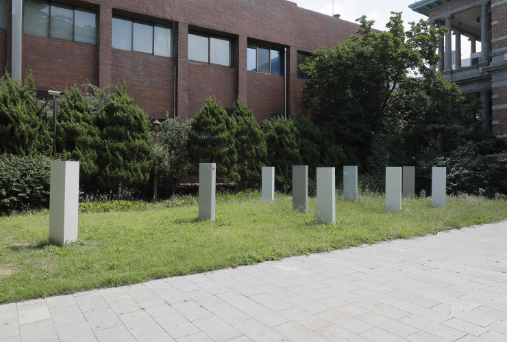 최고은, ‘화이트 홈 야드 White Home Yard’, 냉장고, 스탠딩 에어컨, 수지, 철, 에폭시, 가변크기, 2019.