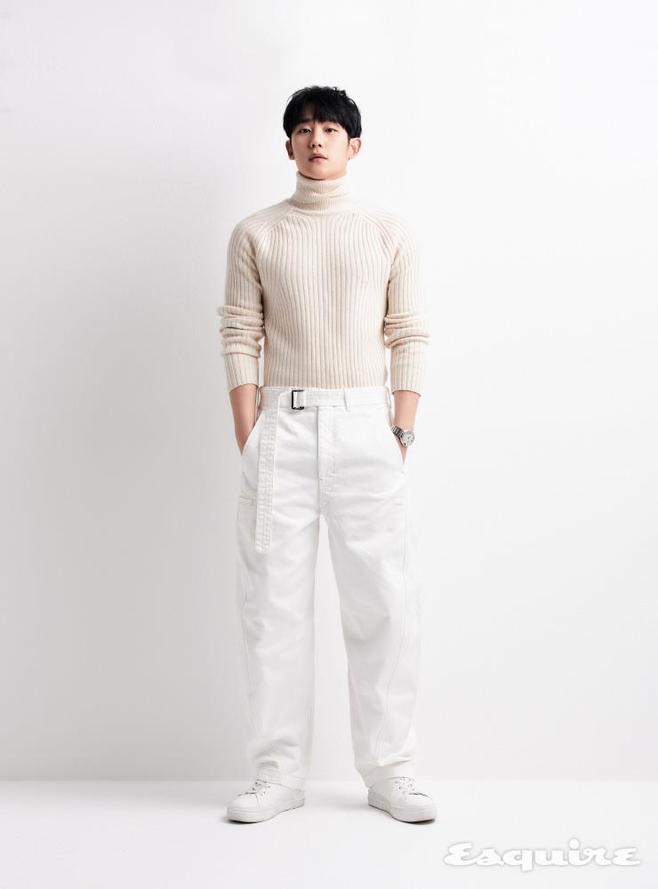 오토매틱 무브먼트가 탑재된 스틸 케이스, 스틸 브레이슬릿의 발롱 블루 드 까르띠에 워치 까르띠에. 터틀넥 스웨터 브리오니. 팬츠 르메르. 스니커즈 슈콤마보니.