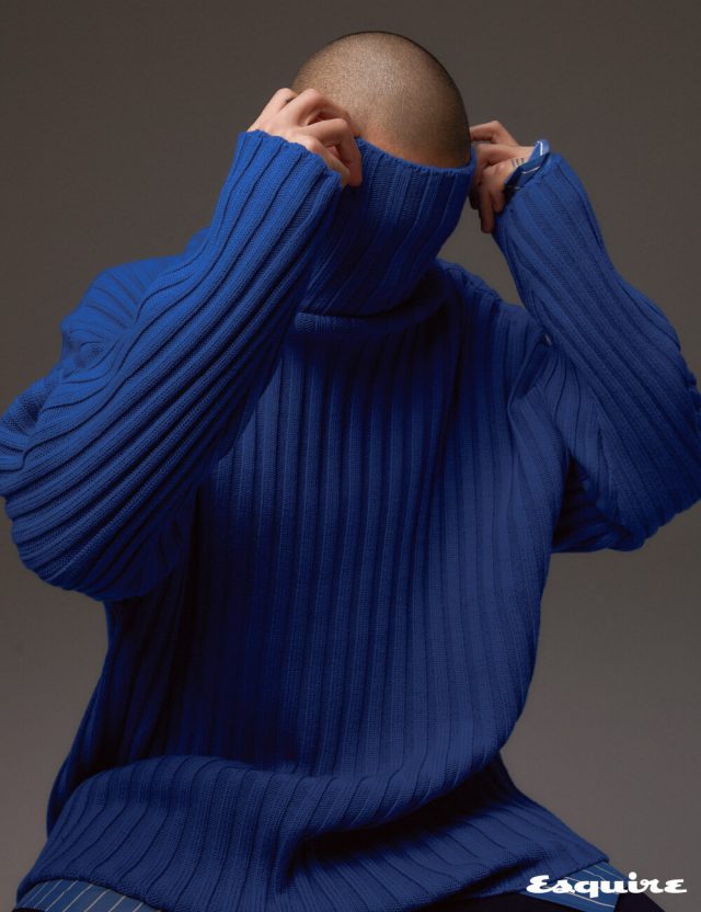 목선의 링으로 볼륨감을 더한 터틀넥 톱, 스트라이프 셔츠, 크롭트 팬츠 모두 발렌시아가.