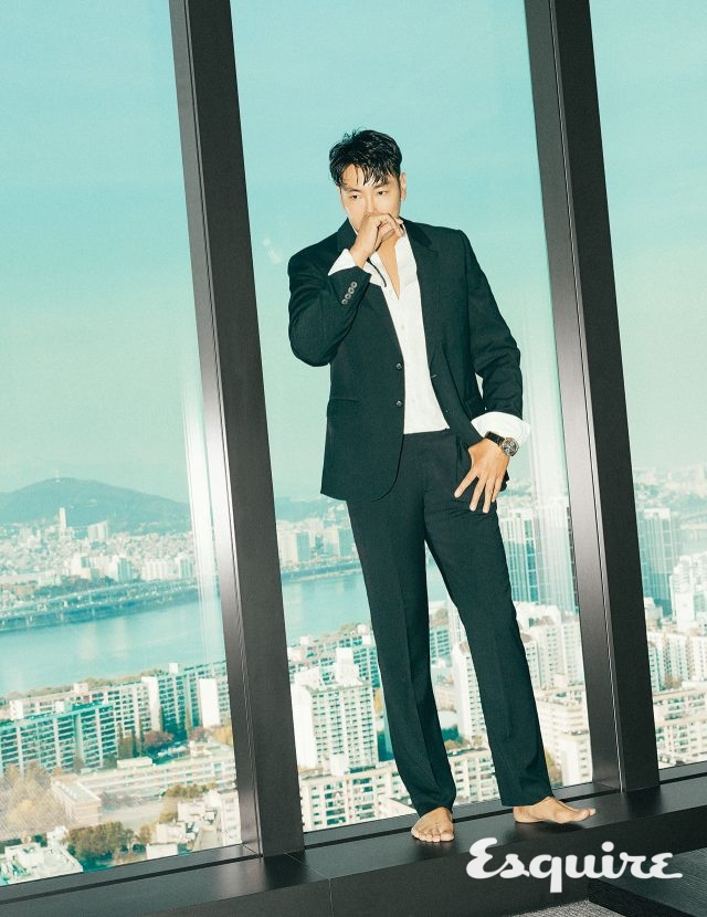 슈트, 셔츠 모두 스타일리스트 소장품. 연도, 월, 날짜, 요일을 한눈에 볼 수 있는 레드 골드 케이스 & 그레이 다이얼 포르투기저 퍼페추얼 캘린더 워치 IWC.