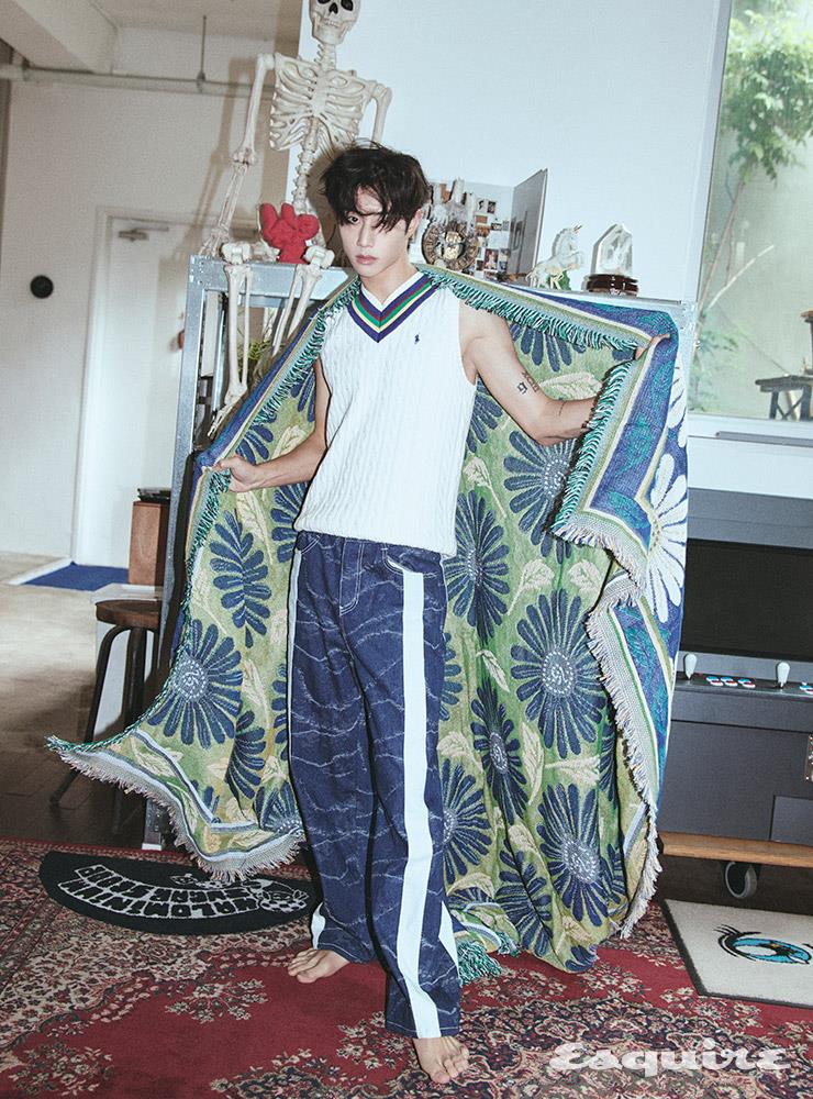 니트 베스트 폴로 랄프 로렌. 데님 팬츠 이모잔. 블랭킷 스타일리스트 소장품.