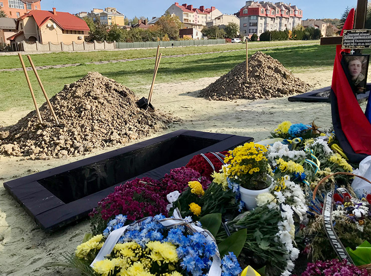 르비우에서 목격한 방금 판 묘지. &copy; BENJAMIN BUSCH