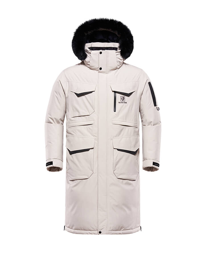 방습 기능이 뛰어난 고어-텍스 2L 소재를 사용했고, 외풍을 완벽히 차단하는 공법으로 체온을 유지하는 구스다운 재킷. 무릎 밑으로 내려오는 긴 길이로 보온성을 더했다. 블랙야크, 57만9천원.