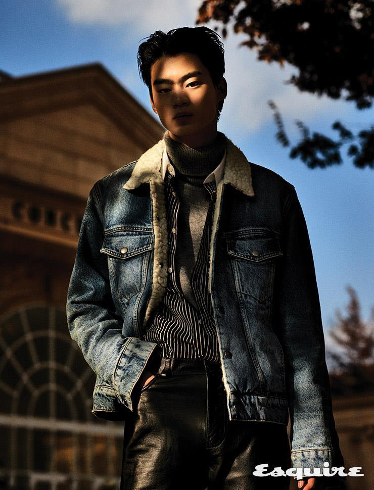 데님 시어링 재킷 54만9000원 산드로 옴므. 스트라이프 셔츠, 회색 터틀넥, 가죽 팬츠 모두 가격 미정 생 로랑 by 안토니 바카렐로. 