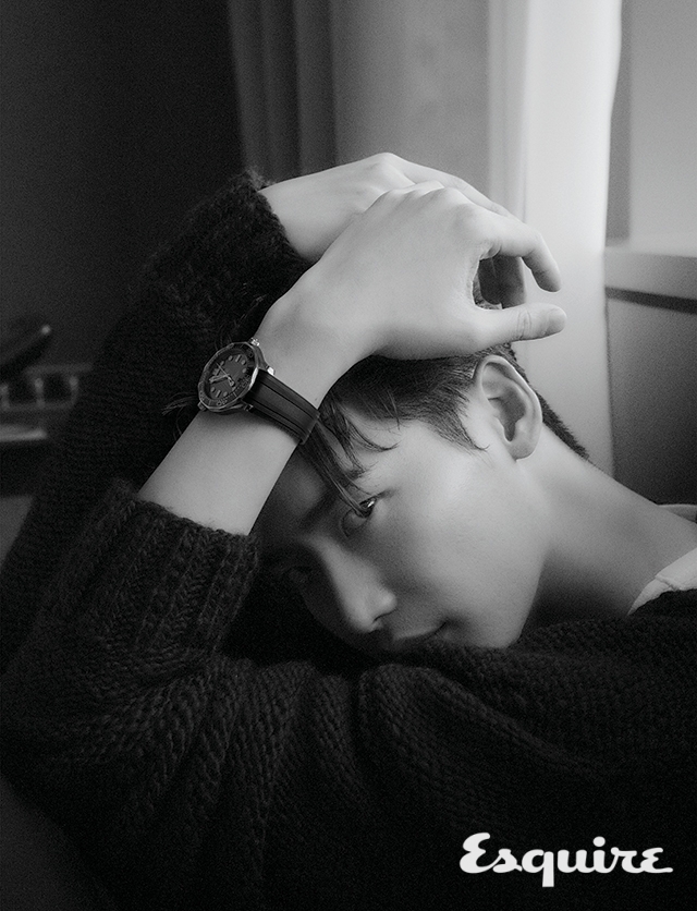 스틸과 세드나 골드 소재 케이스에 블랙 다이얼, 블랙 러버 스트랩을 조합한 오메가 씨마스터 다이버 300M. 카디건 앤 드뮐미스터 by 분더샵. 티셔츠 T by 알렉산더 왕.