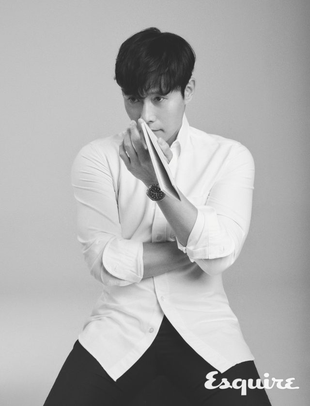 시간을 측정하는 트윈 카운터와 세 가지 피니싱으로 마감된 입체적 다이얼이 돋보이는 폴라리스 크로노그래프 예거 르쿨트르. 셔츠 톰 포드. 바지 스타일리스트 소장품.