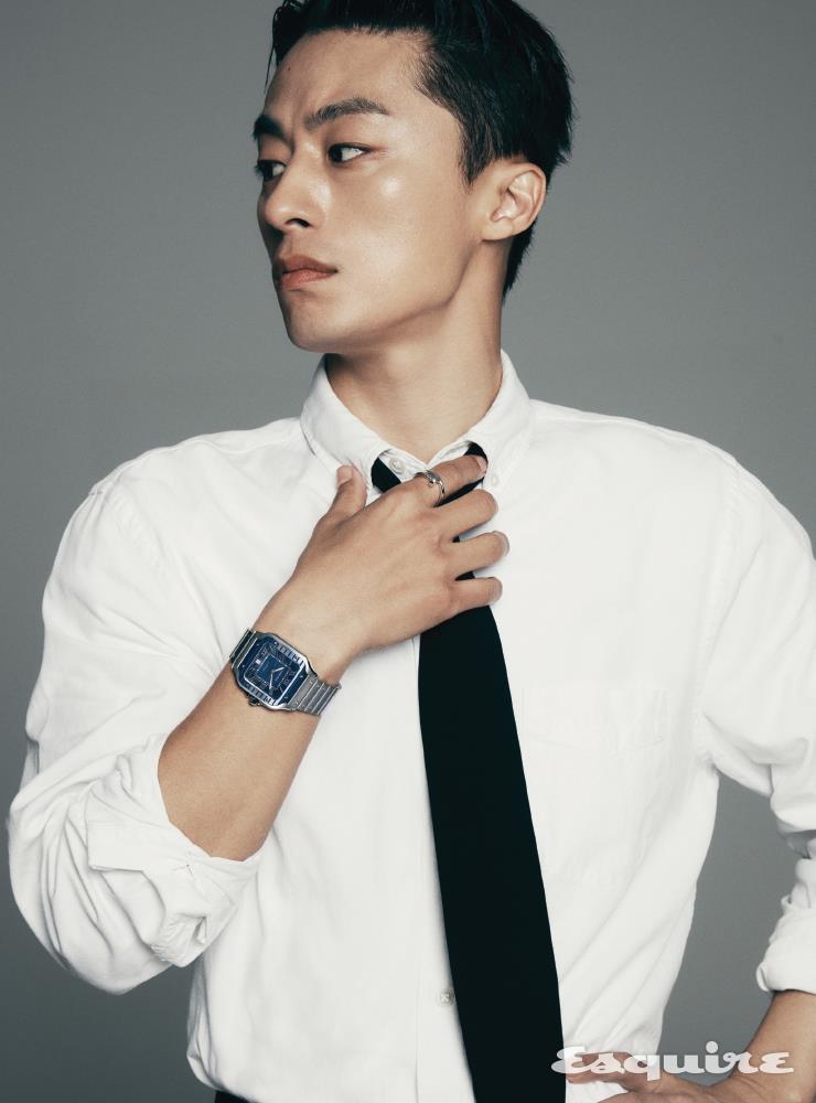 18K 화이트 골드 저스트 앵 끌루 링, 1847 MC 칼리버를 탑재한 라지 산토스 드 까르띠에 워치 모두 까르띠에. 셔츠 아크네 스튜디오. 타이 스타일리스트 소장품.