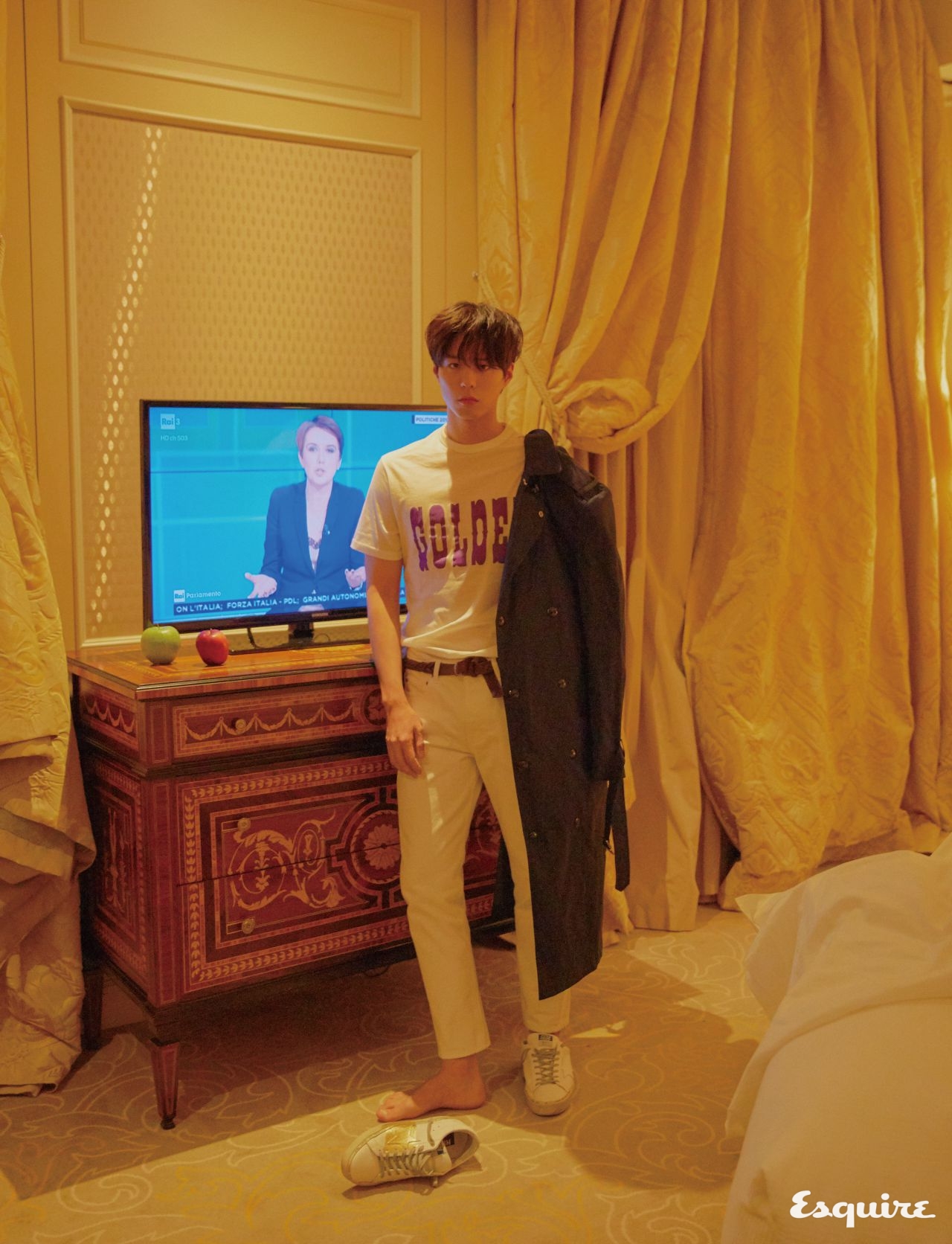 트렌치코트, 티셔츠, 데님 팬츠, 화이트 하이스타 스니커즈, 벨트 모두 골든구스 디럭스브랜드.