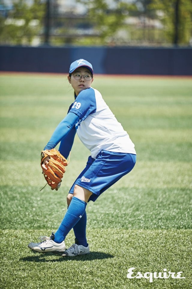 29 김라경 / 투수, 2000년생“다 때려잡겠다는 마음으로 마운드에 서요. 이상하게 마운드에 있으면 마음이 평온해져요. 1구 1혼, 공마다 영혼을 담아서. 자신감 없이 공을 던지면 꼭 안타를 맞더라고요.”