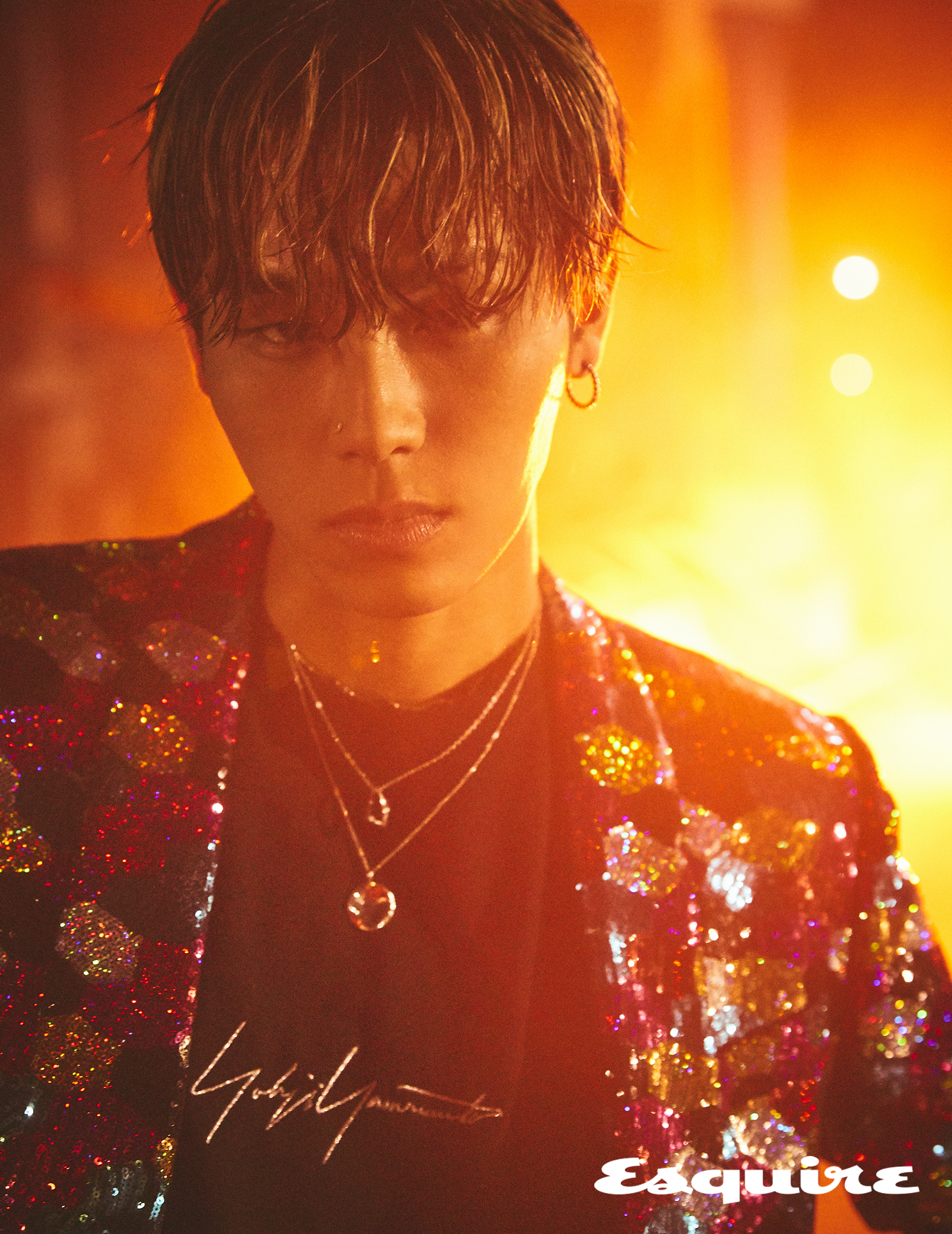 스팽글 재킷 김서룡. 검은색 티셔츠 요지 야마모토. 목걸이 꼼므드723. 귀걸이 본인 소장품.