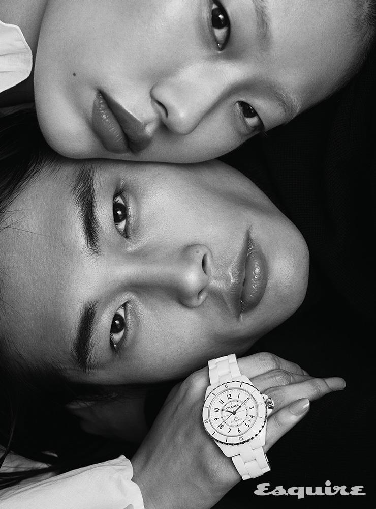화이트 세라믹과 스틸 소재로 완성한 J12 워치 칼리버 12.1 38mm Chanel Watches. 화이트 셔츠 샤넬. 블랙 터틀넥 아미.