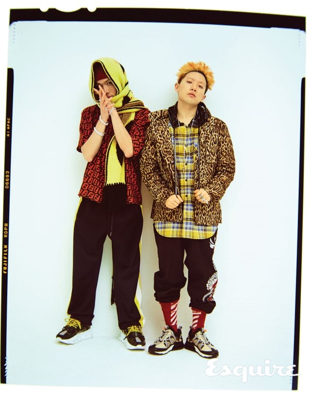 (루피) 셔츠 펜디. 트레이닝 바지 오디너리 피플. 스니커즈 베르사체. 머플러 오프화이트. 비니 힐피거 컬렉션. 체인 브레이슬릿 모두 스팅925. 링, 주얼 장식 브레이슬릿 모두 루피 소장품. (나플라) 점퍼, 바지 모두 포츠 V. 후드 셔츠 노나곤 by 비이커맨. 스니커즈 나이키. 삭스 오프화이트. 주얼리 모두 나플라 소장품.