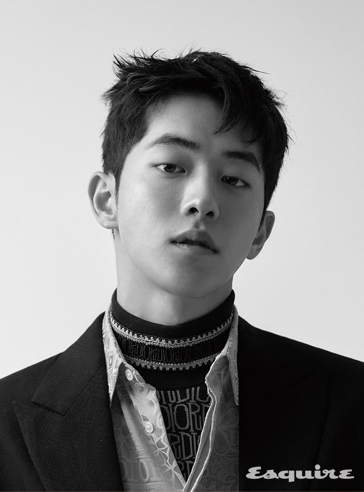 네이비블루 더블사이드 울 코트, 디올&숀 자카르 실크 셔츠, 디올&숀 자수 니트 모두 디올 맨.